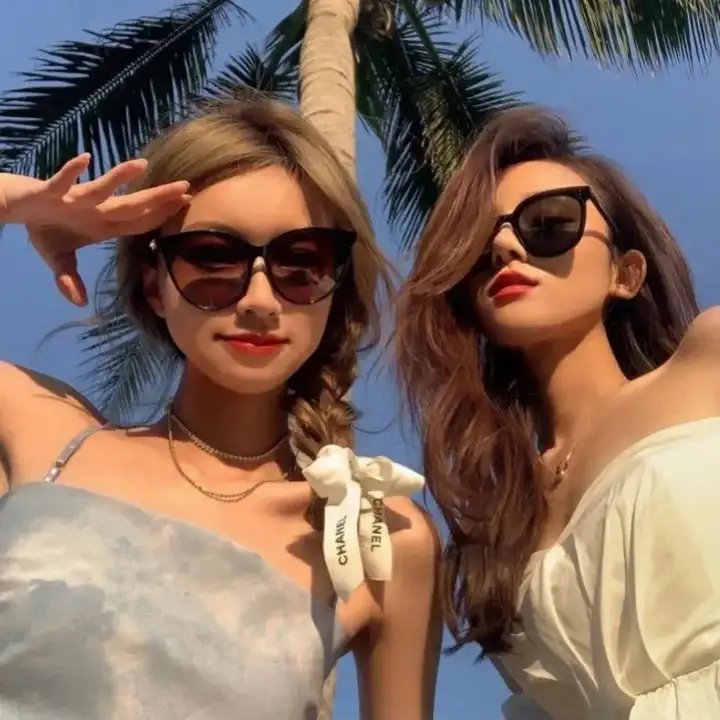 坐推土机的少女